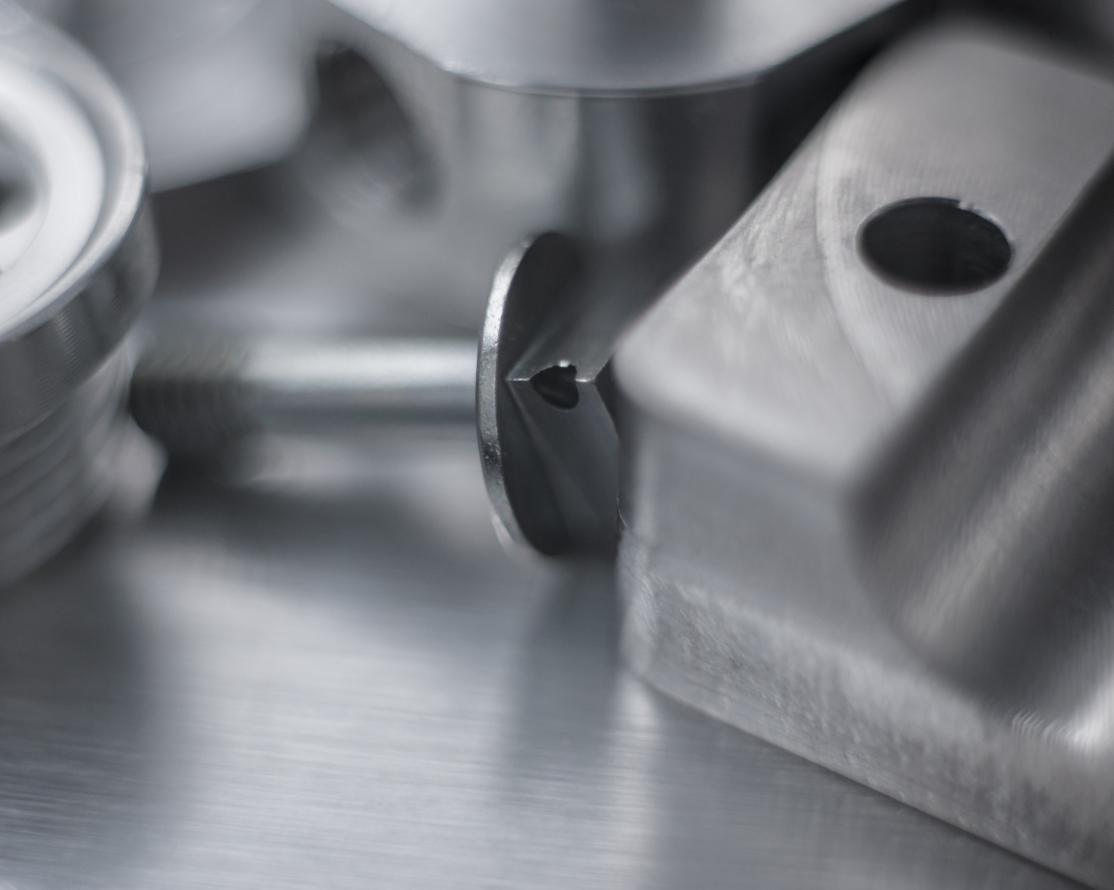 Calibradores y útiles de medición de precisión sobre una bandeja técnica.