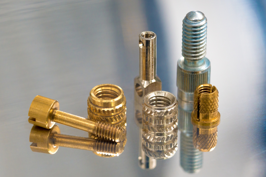 Conjunto de fasteners mecanizados listos para suministro inmediato.